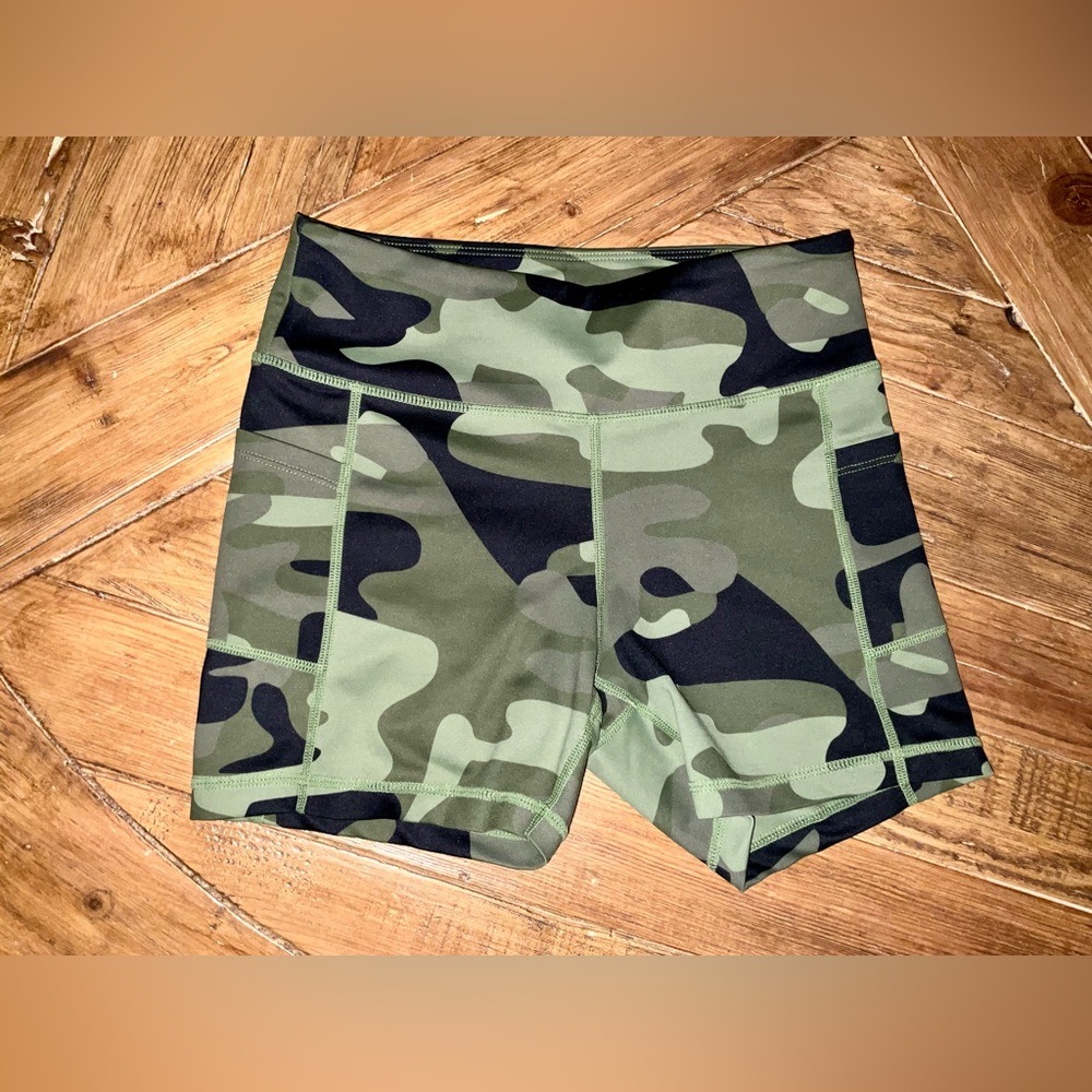 Zyia active light and tight hustle pocket hustle shorts 4” - small / green camo
